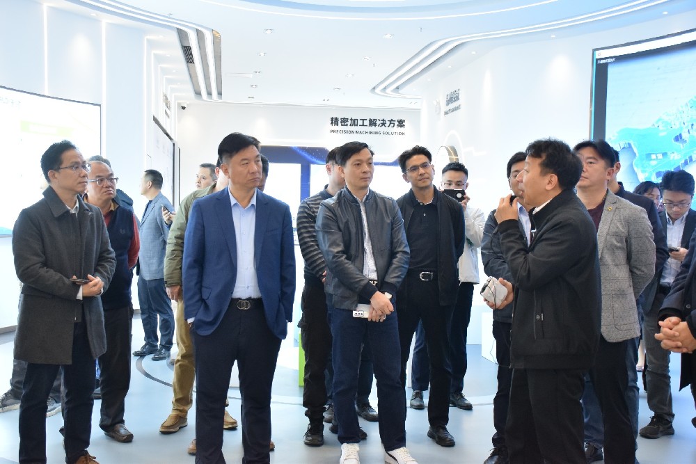 校友重聚 共話成長(zhǎng)丨華南理工大學(xué)校友會(huì)考察團(tuán)參訪沃德精密科技
